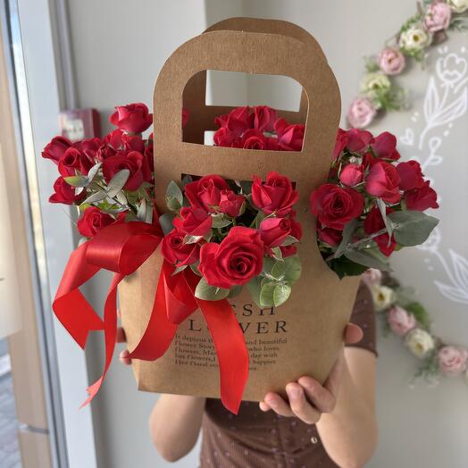 Цветы в крафт сумочке с кустовой розой