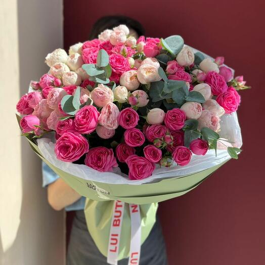 Букет "19 кустовых роз с эвкалиптом"