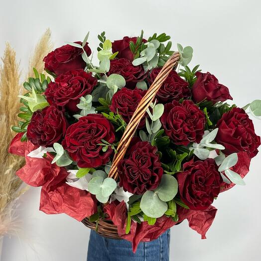 Красные розы в корзине 🌹