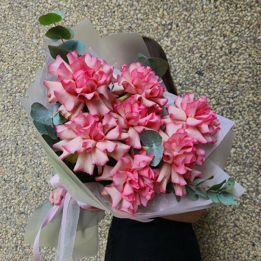 Букет L с французскими розами и эвкалиптом