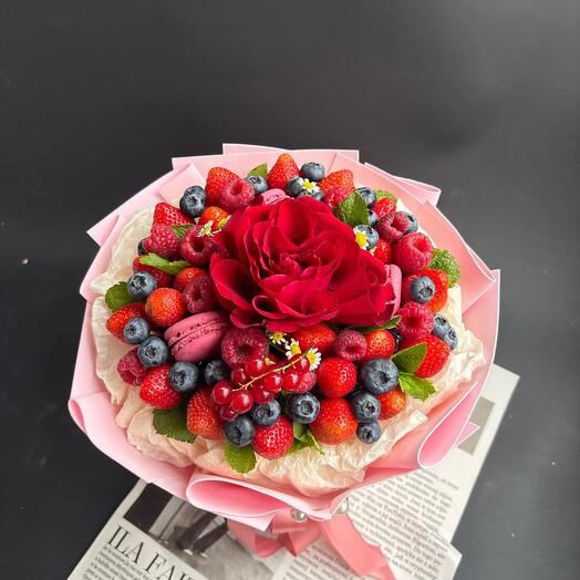 «Шик» ягодно-цветочный букет