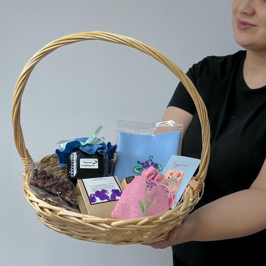 Корзина с чаем, вареньем чёрная смородина, мёдом суфле , ароматическим саше и открыткой