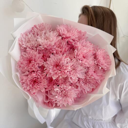 Букет розовых хризантем в дизайнерской упаковке 🌸 Размер S