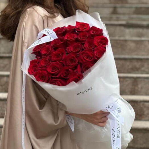 Шикарный букет 25 красных роз