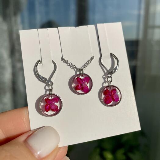 Украшения из смолы с красной гортензией