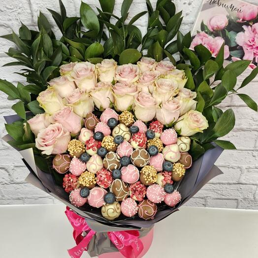 Композиция из клубники в шоколаде с розами в шляпной коробке арт. 3995