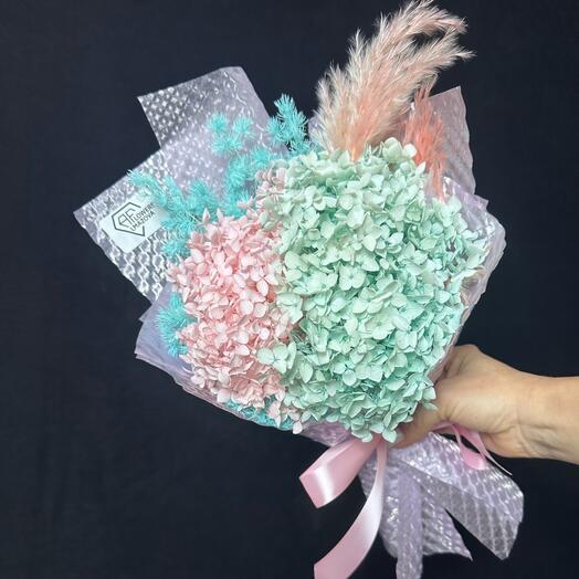 Букет из стабилизированных цветов «радужный павлин»