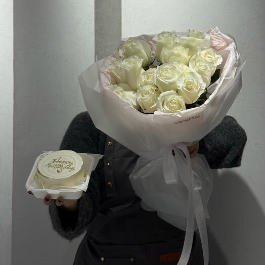 Комбо 15 белых роз с бенто тортом