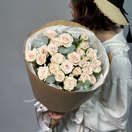 Моно букет кремовых роз с эвкалиптом