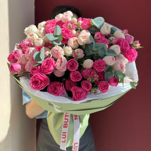 Букет "19 кустовых роз микс с эвкалиптом"