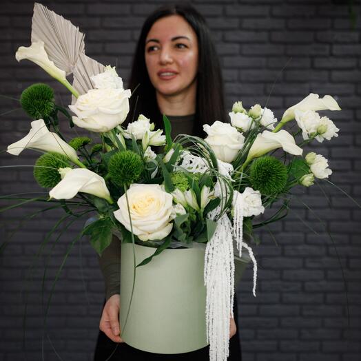 Нежная калла, роза и амарант в шляпной коробке