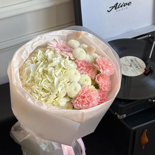 Букет из гортензии, кустовой хризантемы, герберы, диантусов и краспедии