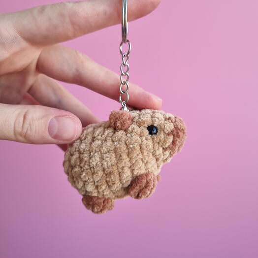 Вязаная капибара ручной работы. Стильный брелок на сумку