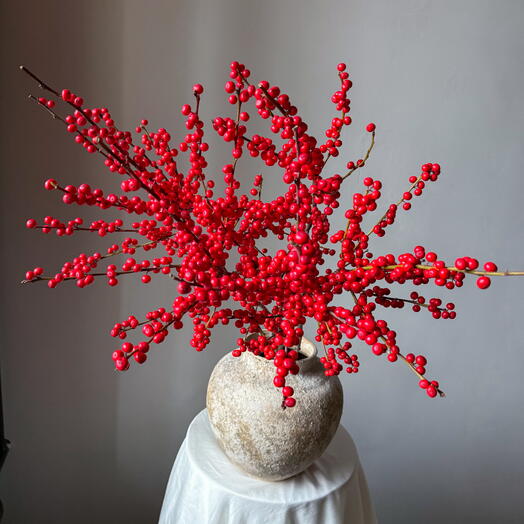 Интерьерный букет с красными ягодами Илекса