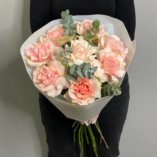 Французские розы с эвкалиптом в упаковке