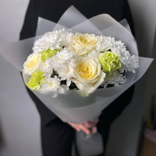 Букет из белых роз,хризантем,и диантусов