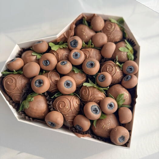 Клубника с голубикой сердце