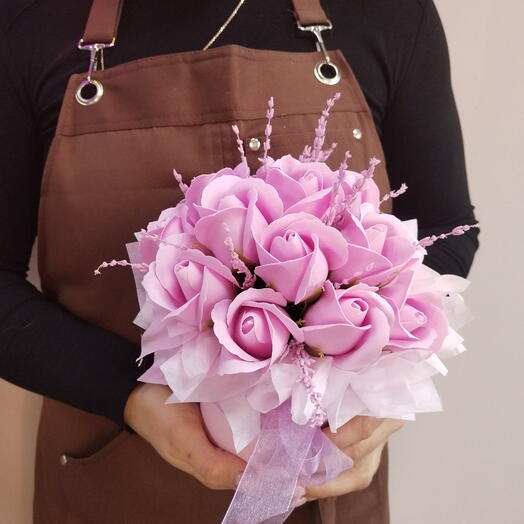 Композиция из лавандовый мыльных роз