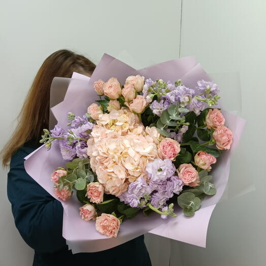 Букет гортензии, маттиола, роза пионовидная кустовая, эвкалипт 004
