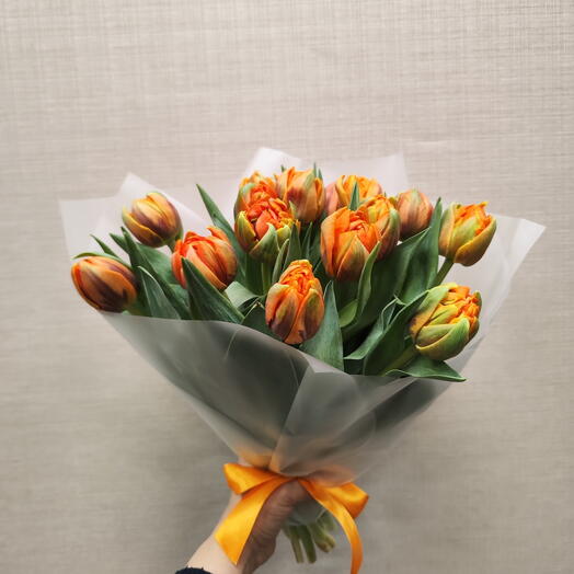 15 пионовидных тюльпанов в матовой пленке