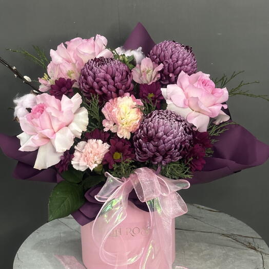 Шляпная коробка из хризантем сорта бигуди, Dianthus, и французских роз