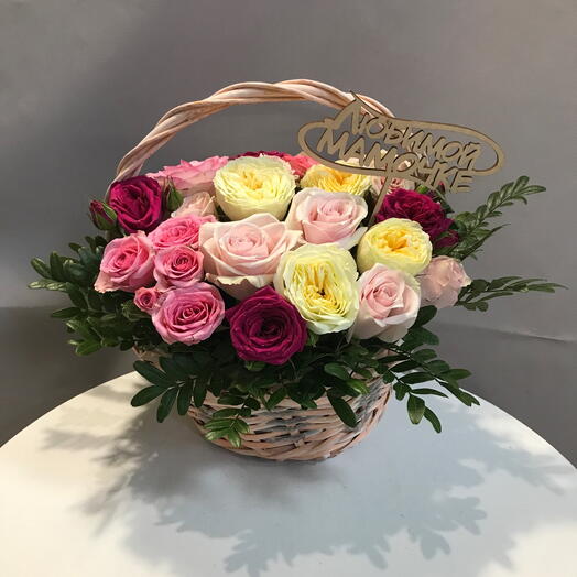 Корзина розами цветные микс для мамы
