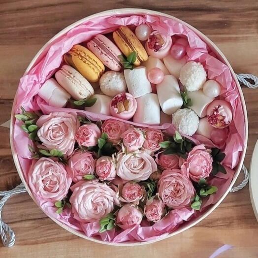 Коробка с кустовой розой с пирожными макаронс и конфетами ручной работы 🩷Кустовая роза Дофаминовый букет