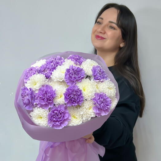 Букет из лавандовых кружевных диантусов и кустовых хризантем "Бархат Purple"