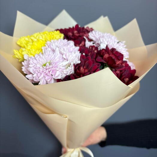 Букет из разноцветных хризантем