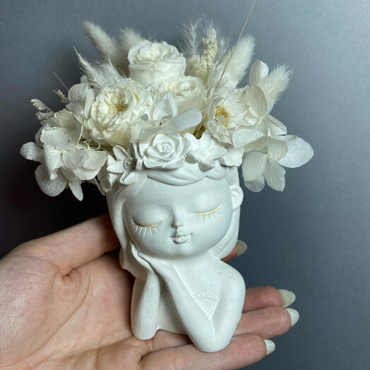 Белоснежная композиция «мечтательная девочка» из сухоцветов и стабилизированных белых роз