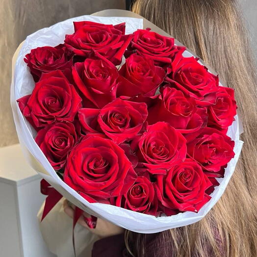 Моно букет из 15 красных роз