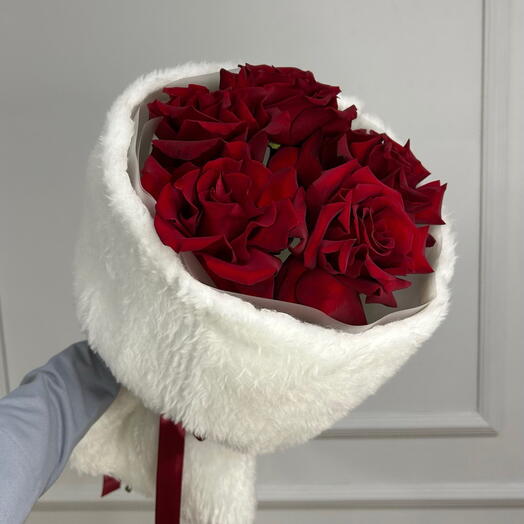 Красные французские розы "в шубке" из белого меха