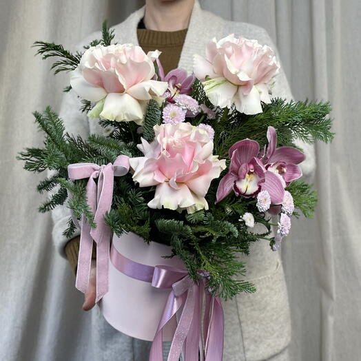 Зимняя композиция из роз и орхидей