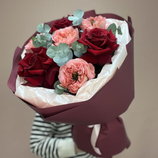 Красный бархат, букет из французских и пионовидных роз с эвкалиптом