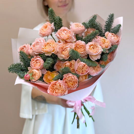 Пионовидные розы и живая ель. Флау 203