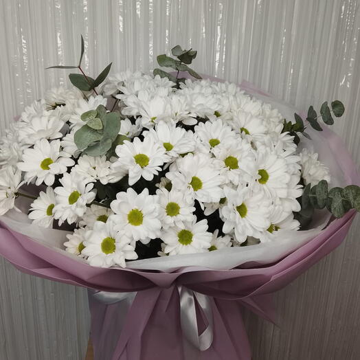 Букет с ромашковидной хризантемой