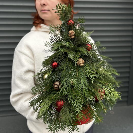 Декоративная ёлка из различных видов хвои с ёлочными игрушками