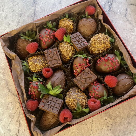 Клубника в шоколаде ,,с бельгийской вафельной крошкой (Callebaut)