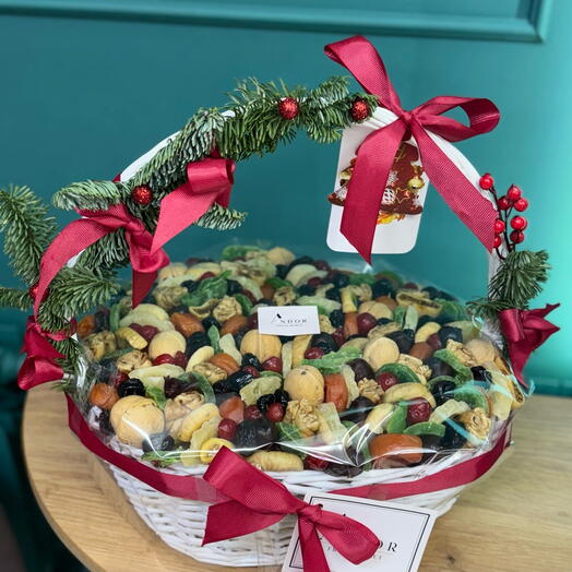Корзина новогодняя с сухофруктами