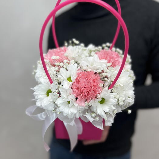 Цветы в яркой сумочке, диантусы, гипсофила и хризантемы