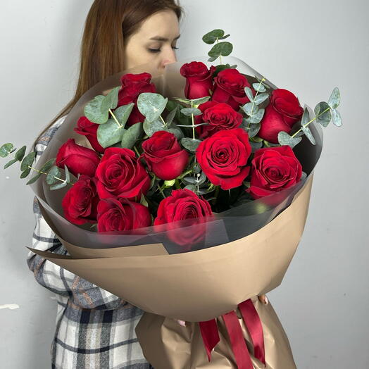 15 красных роз с эвкалиптом