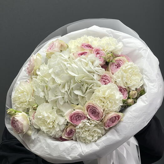 Бело-розовый с гортензией