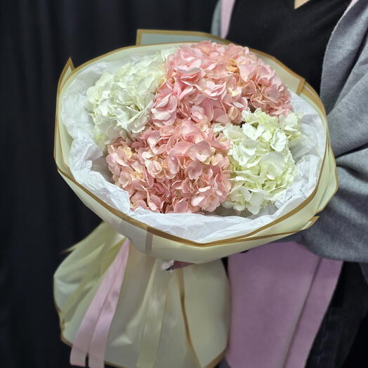 Нежный букет из гортензий