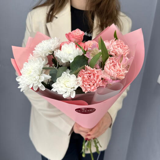 Авторский букет с кустовой розой, альстромерией и кустовой хризантемой