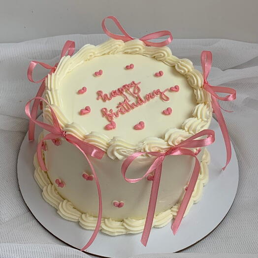 Торт 1,5 кг с розовыми бантиками и надписью happy birthday на день рождения