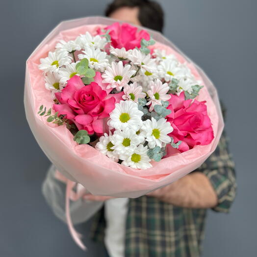 Яркий стойкий букет из роз и хризантем, с ароматным эвкалиптом