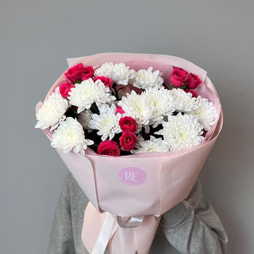 Букет хризантем с кустовой розой