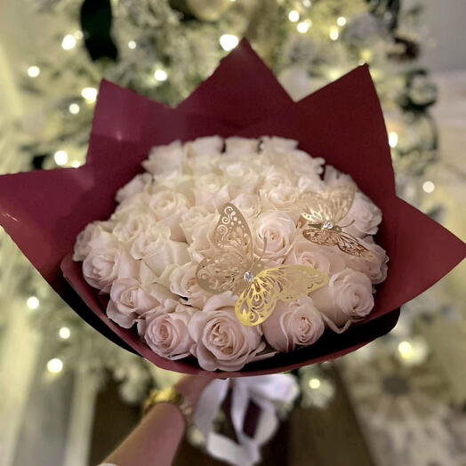 35 роз с декором бабочек