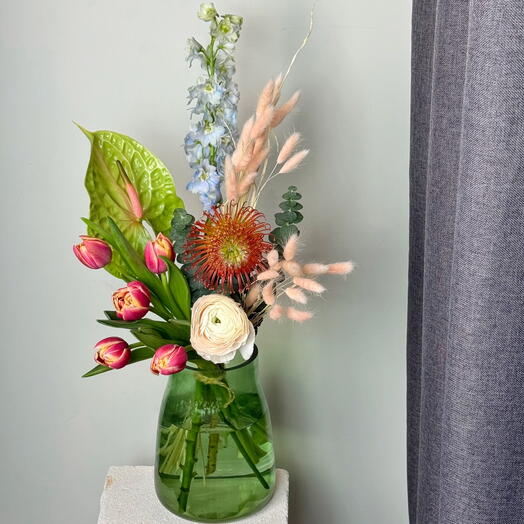 Букет для дома или офиса с ранункулюсами, экзотическим нутаном и дельфиниумом