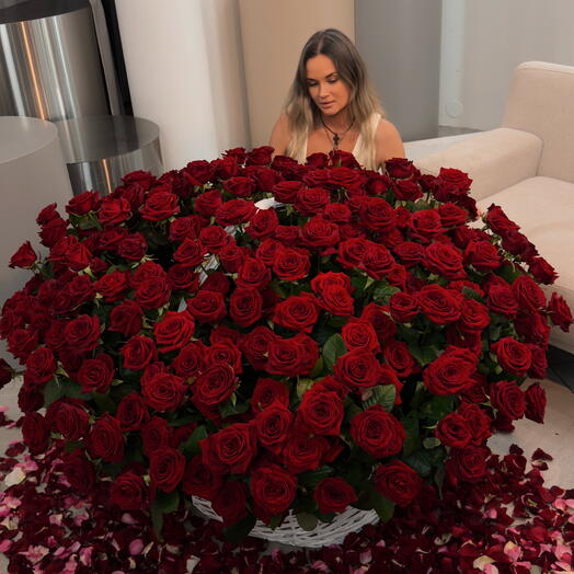 Большая корзина роз